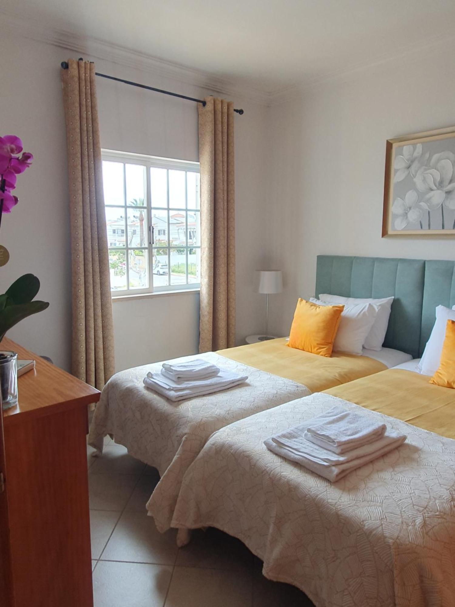 Vila Apartamentos Estrela Lagos Oda fotoğraf