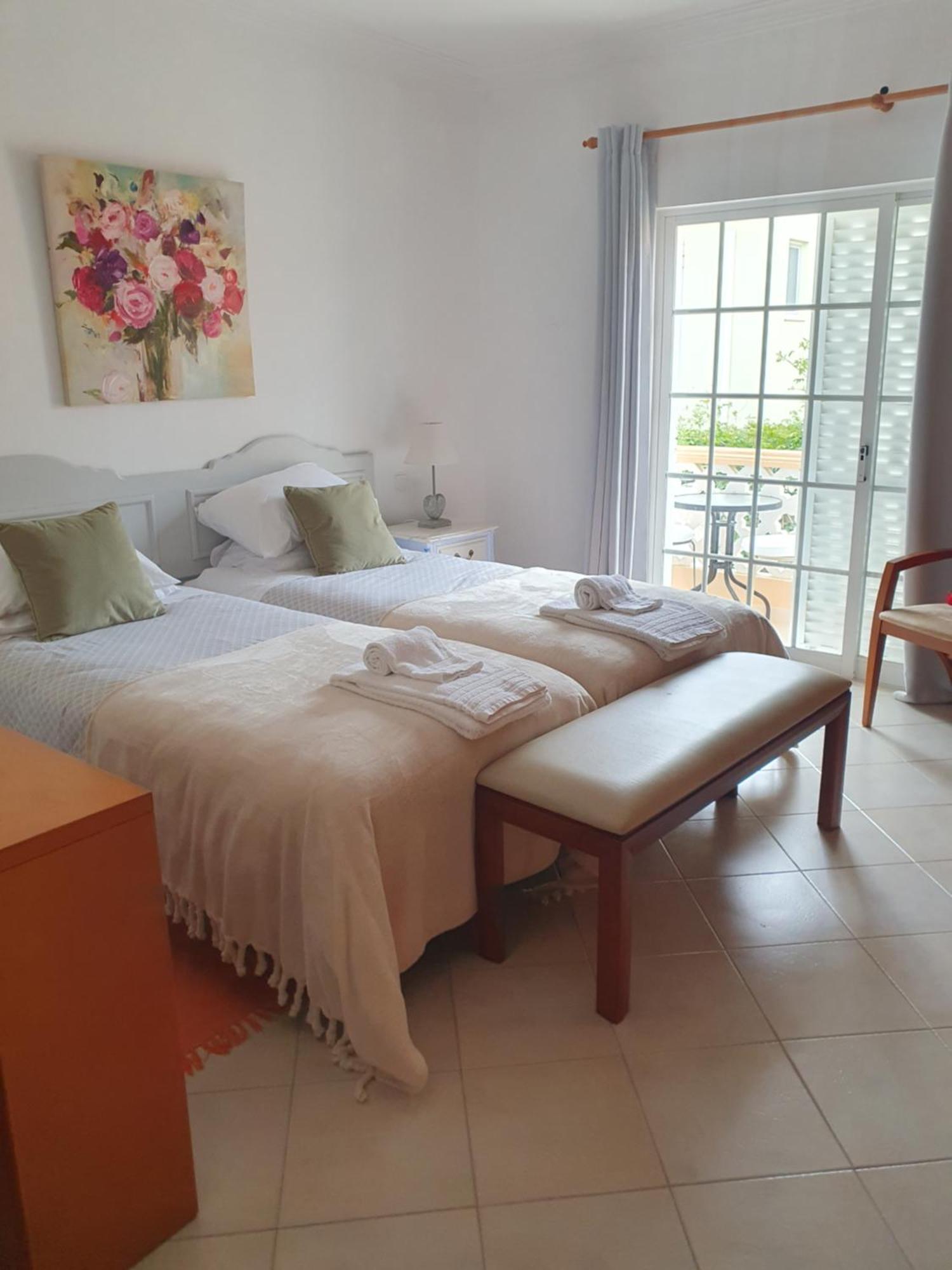 Vila Apartamentos Estrela Lagos Oda fotoğraf