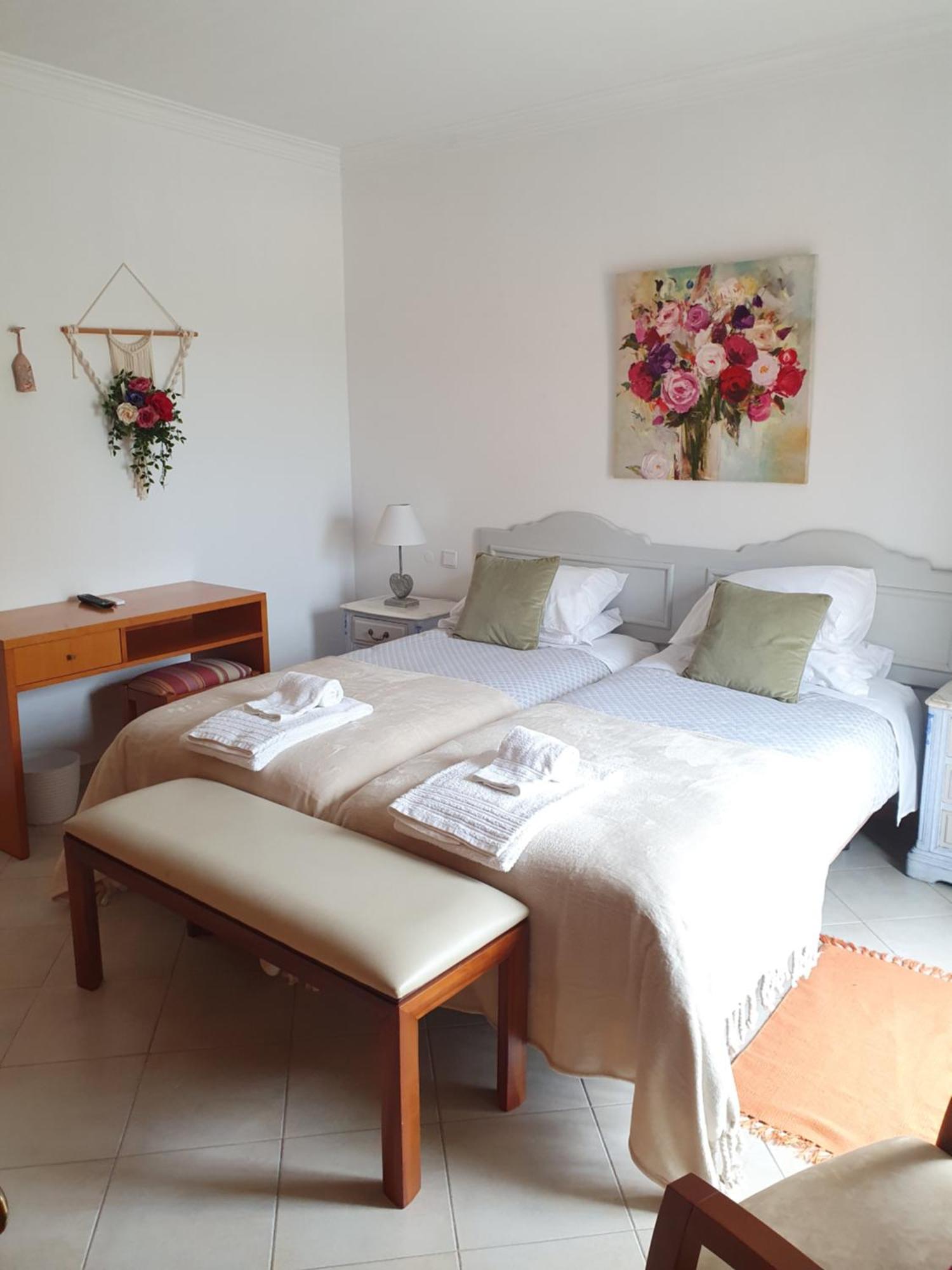 Vila Apartamentos Estrela Lagos Oda fotoğraf