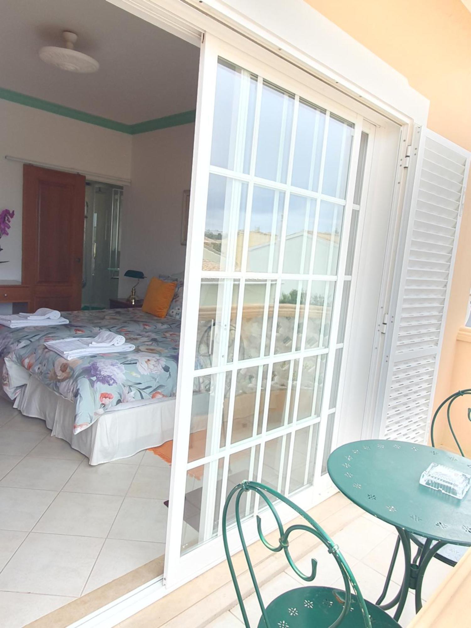 Vila Apartamentos Estrela Lagos Oda fotoğraf